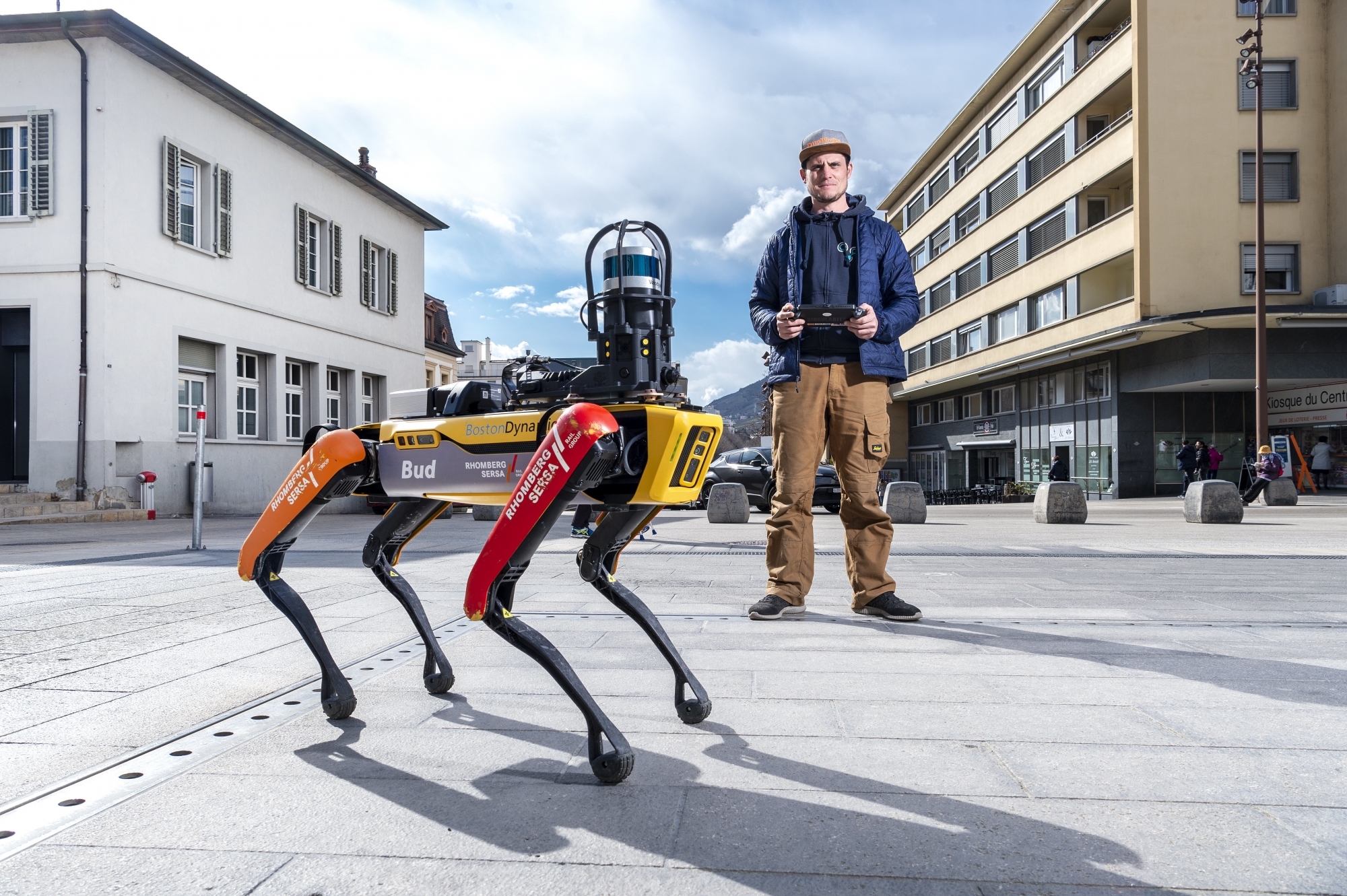 CEO de Workshop 4.0, Nicolas Fontaine a promené le robot Spot vendredi après-midi au centre-ville de Sierre.