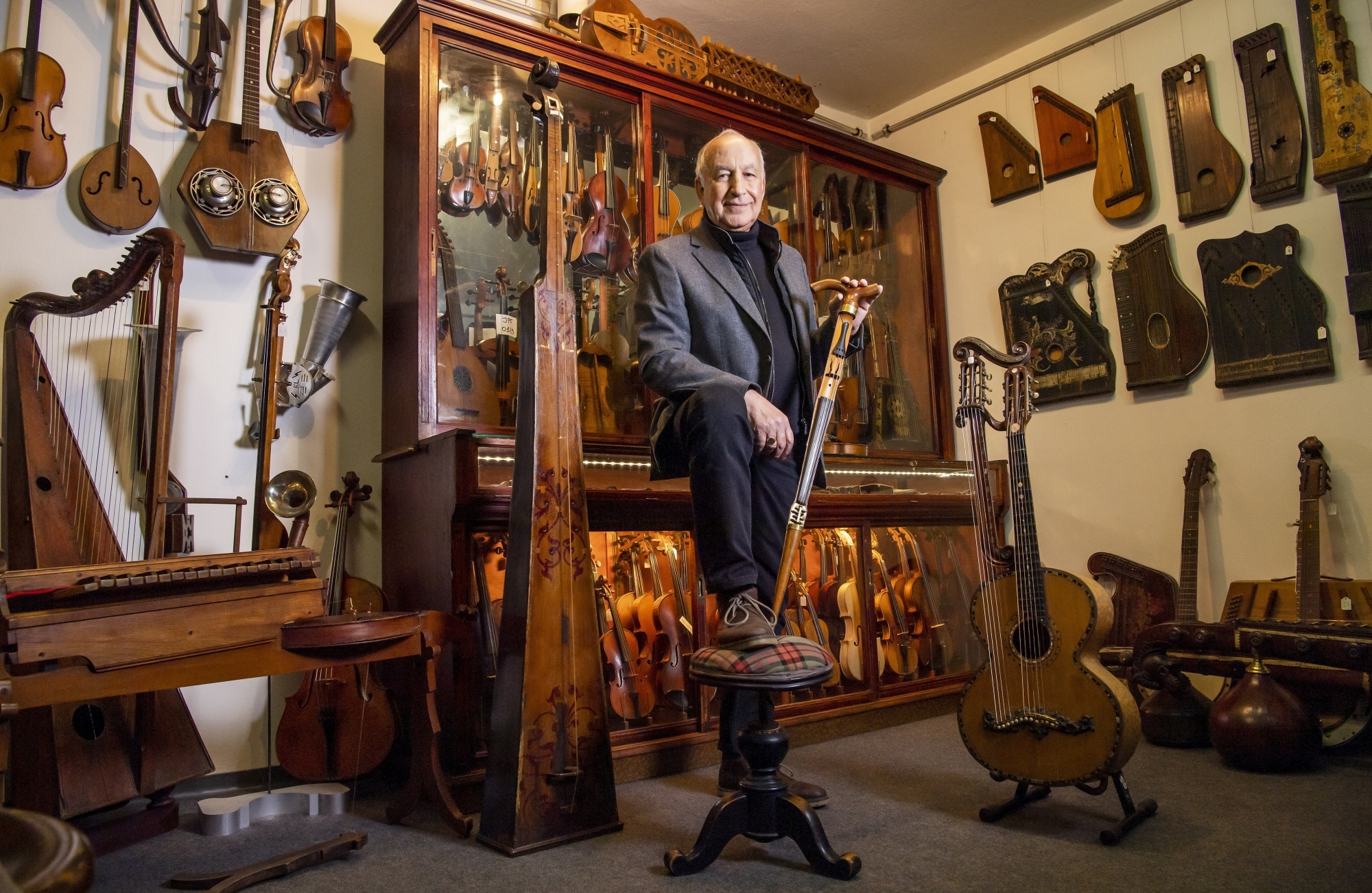 Jean-Paul Forclaz possède plus de 700 instruments à cordes. La canne-violon qu'il tient dans ses mains est sans doute l'un de ses joyaux les plus précieux.
