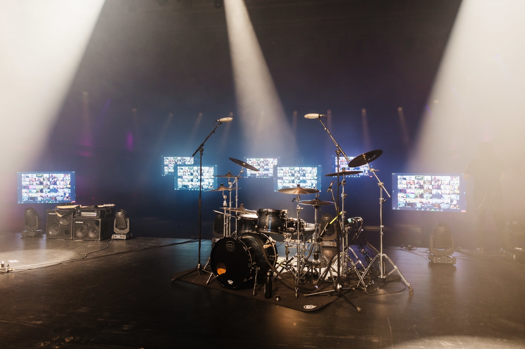 Les concerts en live stream se veulent immersifs avec des écrans géants disposés dans la salle.