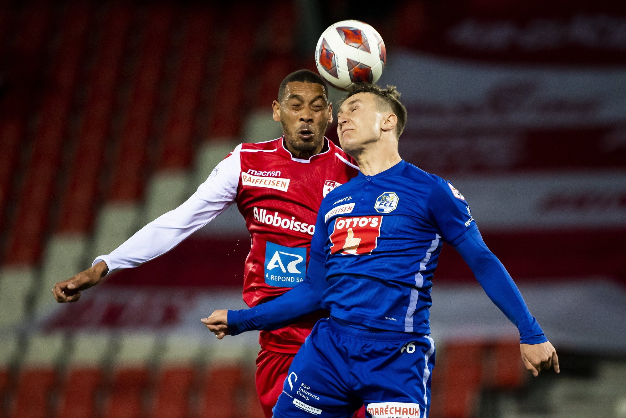 Guillaume Hoarau dispute le ballon à Marco Burch dans un duel aérien lors du match entre le FC Sion et le FC Lucerne.