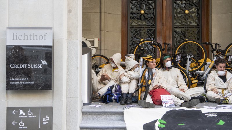 Un groupe de manifestants en faveur du climat avait bloqué l'entrée de Credit Suisse à Zurich.