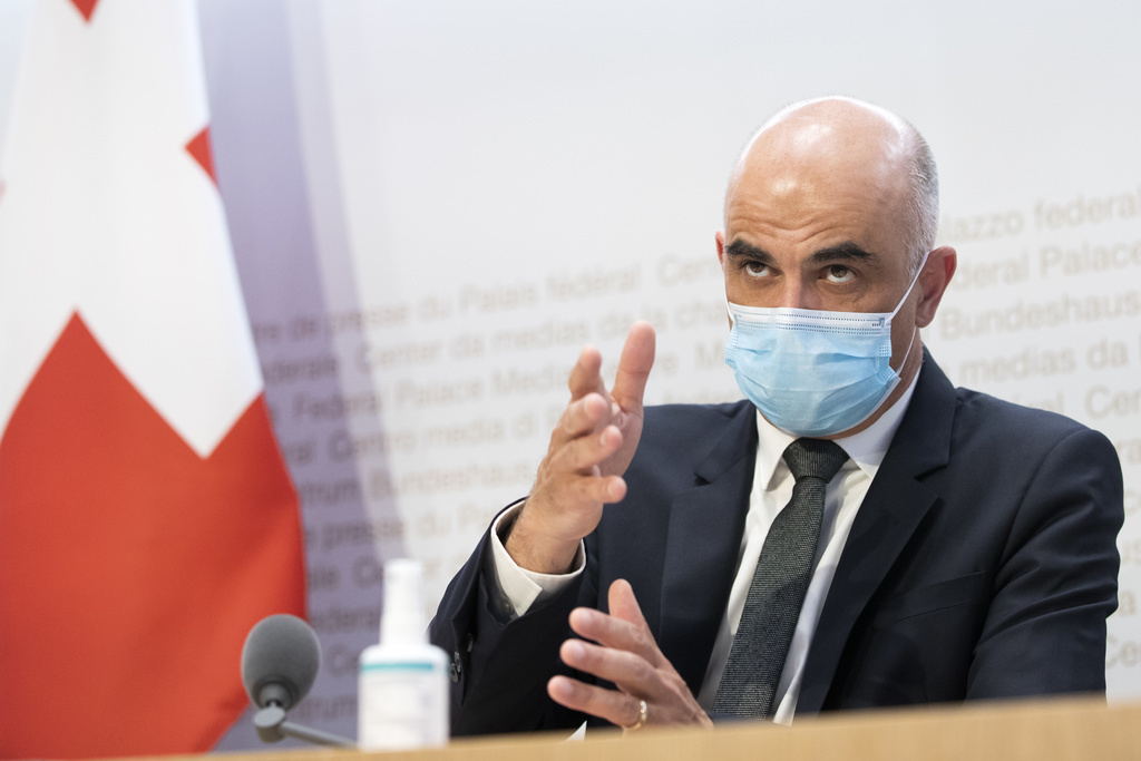 Bundesrat Alain Berset spricht waehrend einer Medienkonferenz des Bundesrates zur aktuellen Lage im Zusammenhang mit dem Coronavirus, am Mittwoch, 21. April 2021, in Bern. (KEYSTONE/Peter Klaunzer)