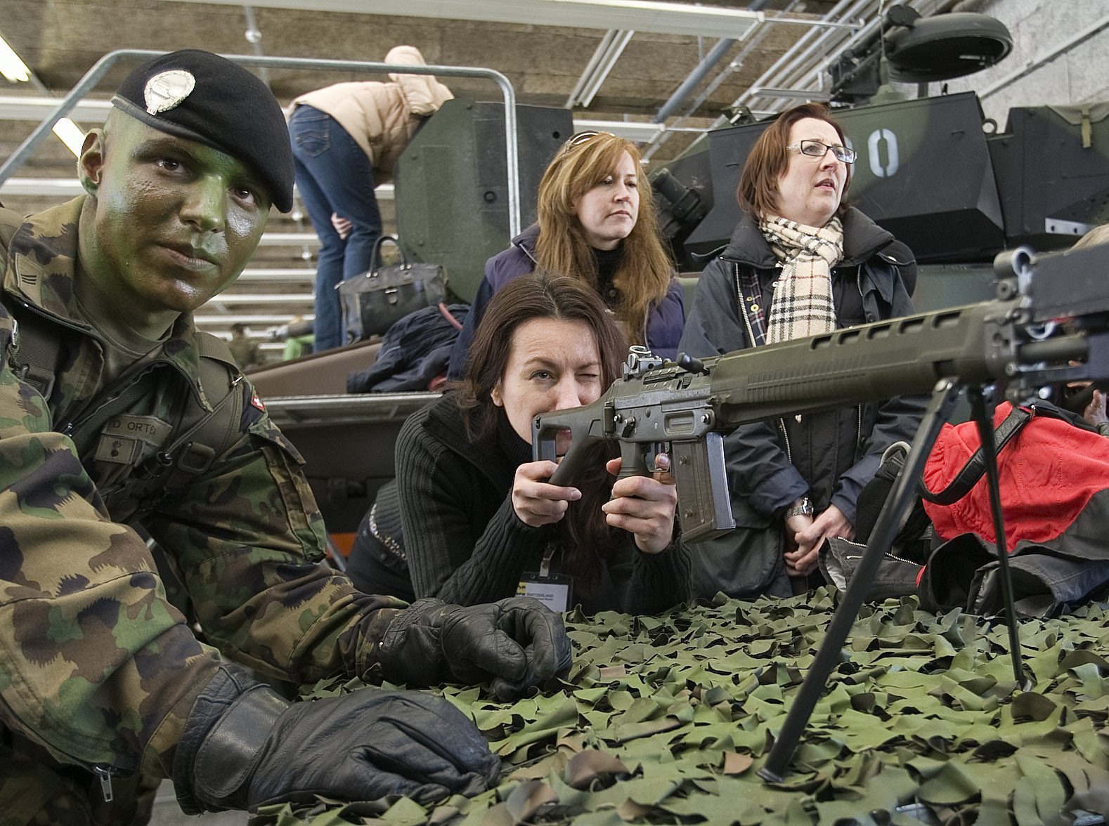 Ein Soldat erklaert einer Dame das Sturmgewehr, beim Anlass "Business and Professional Women BPW Switzerland" besucht die Schweizer Armee, am Samstag 5. April 2008 auf dem Waffenplatz in Thun. (KEYSTONE/ Peter Schneider)