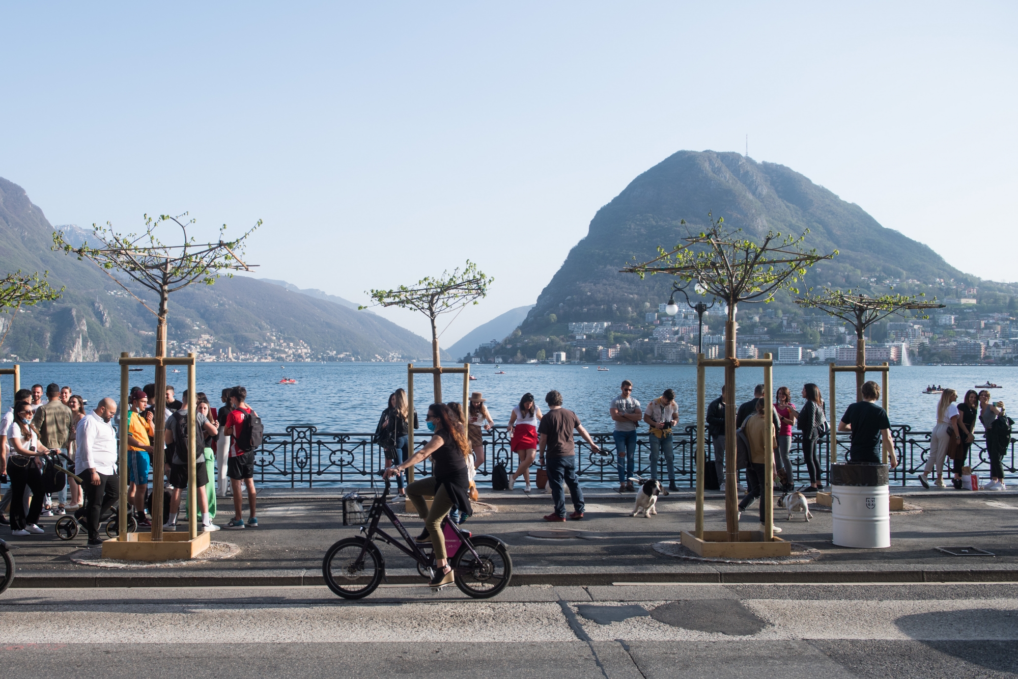 Leute flanieren am Seeufer von Lugano waehrend der Osterfeiertage, am Karfreitag, 2. April 2021. Auf dem gesamten Gebiet der Altstadt und des Seeufers gilt eine Maskenpflicht. (KEYSTONE/Ti-Press/Alessandro Crinari)