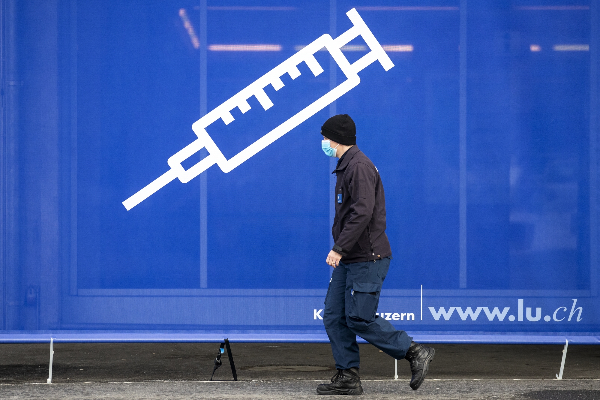 Ein Transparent mit einer Spritze vor dem Impfzentrum auf dem Areal der Messe Luzern, aufgenommen am Dienstag, 19. Januar 2021. (KEYSTONE/Alexandra Wey)