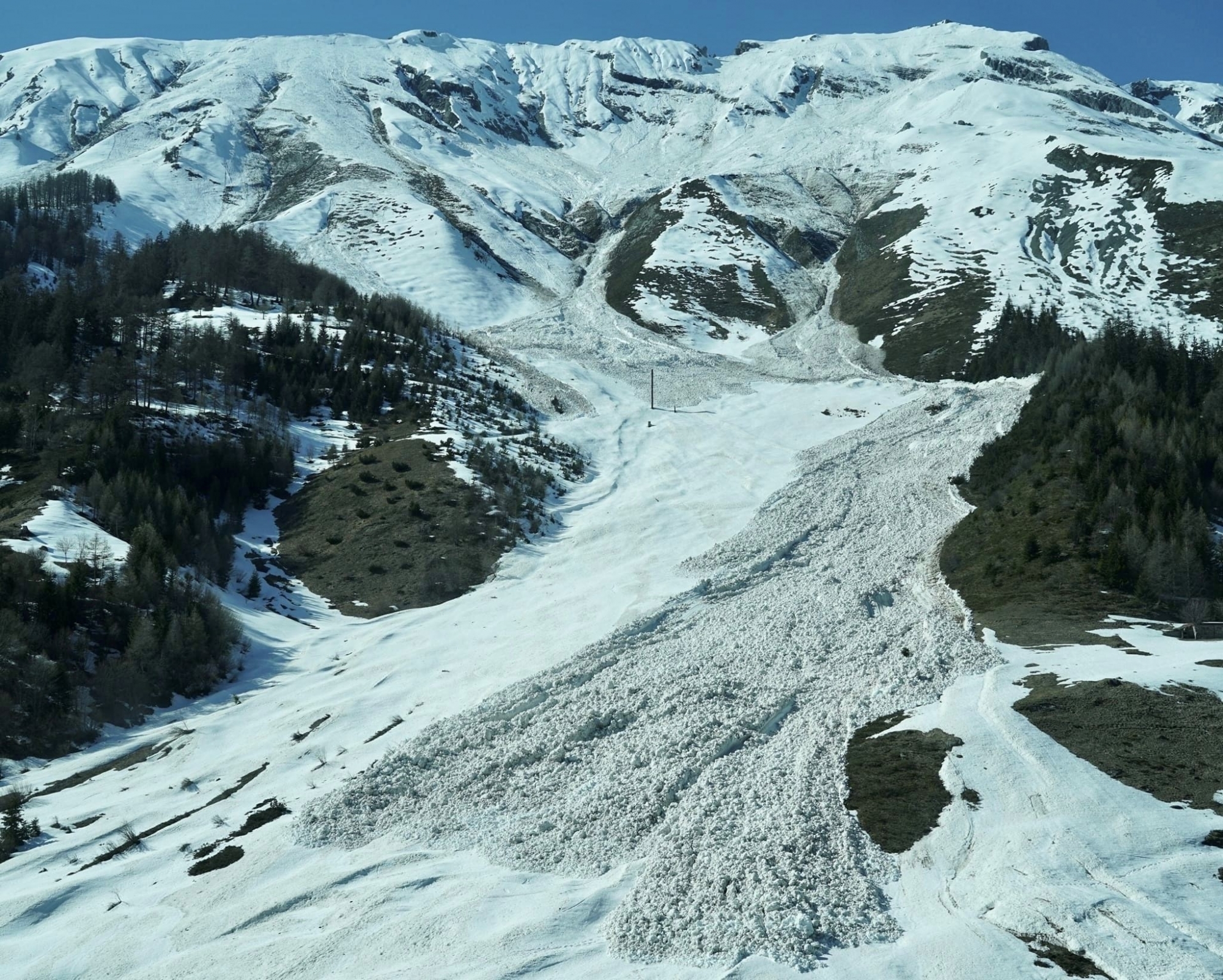Mardi 30 avril, plusieurs avalanches spontanées de neige mouillée se sont déclenchées dans la vallée de la Sionne.