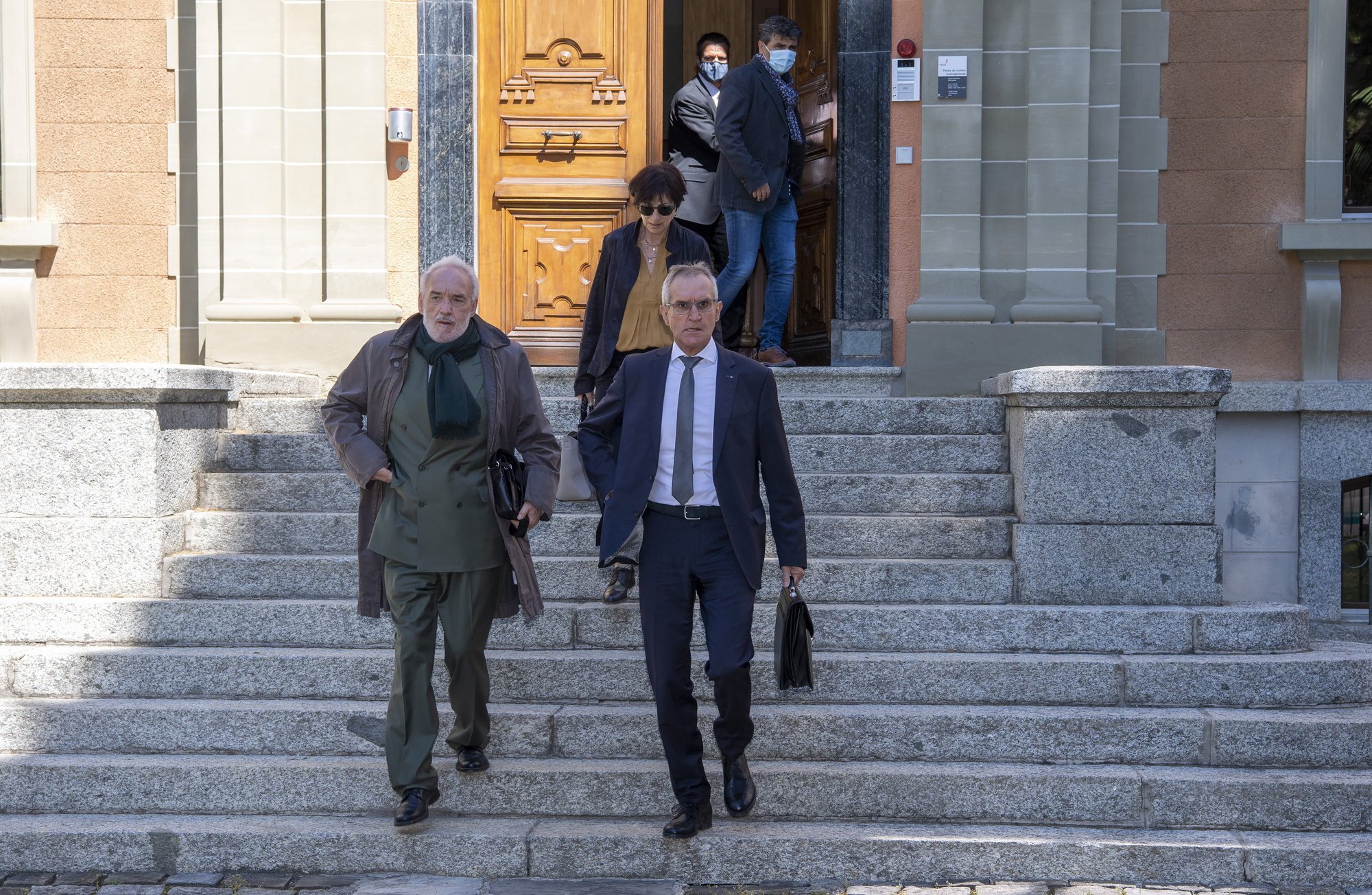 Eloi Rossier (à droite) et son avocat, Jean-Charles Bornet, à la sortie du tribunal, après le verdict.