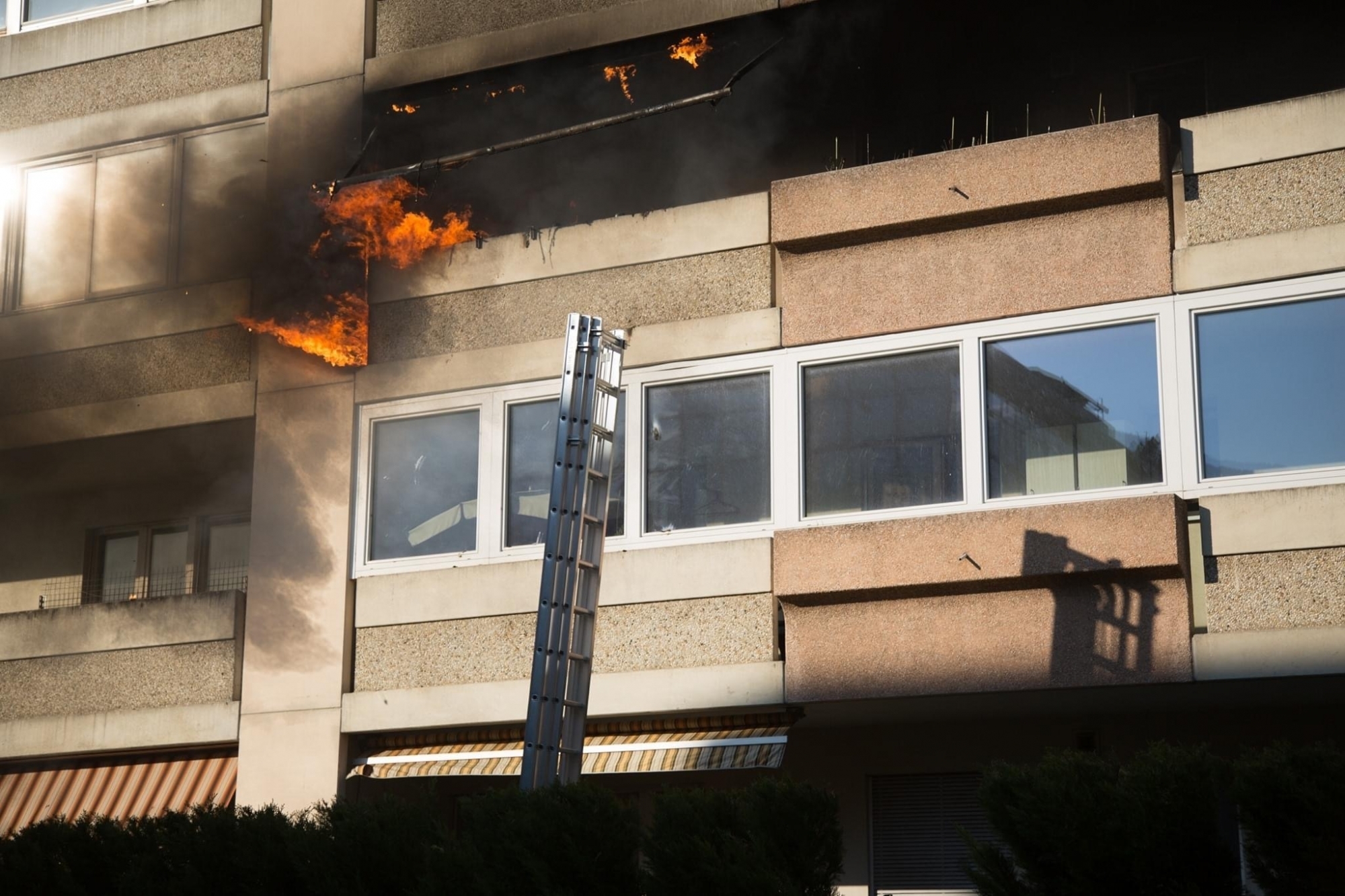 Le balcon en feu, à l'arrivée des pompiers.