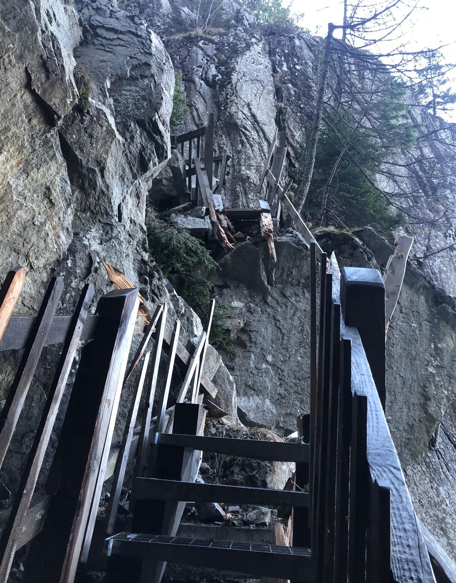 Sur le haut du sentier, les passerelles entièrement rénovées en 2019 ont été pulvérisées par un gros rocher.