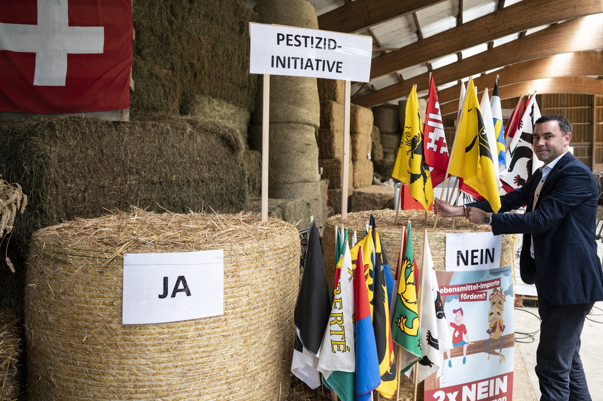 Martin Rufer, directeur de l’Union suisse des paysans, place les drapeaux cantonaux correspondants dans la botte de foin du «Non" pour indiquer un résultat intermédiaire.
