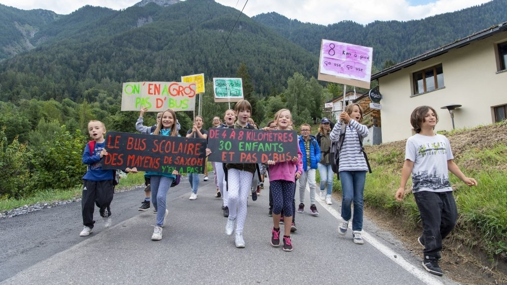 Au mois d’août dernier, les élèves des Mayens de Saxon, accompagnés de parents et d’amis, avaient manifesté pour réclamer le retour d’un transport scolaire pour les hauts de la commune.