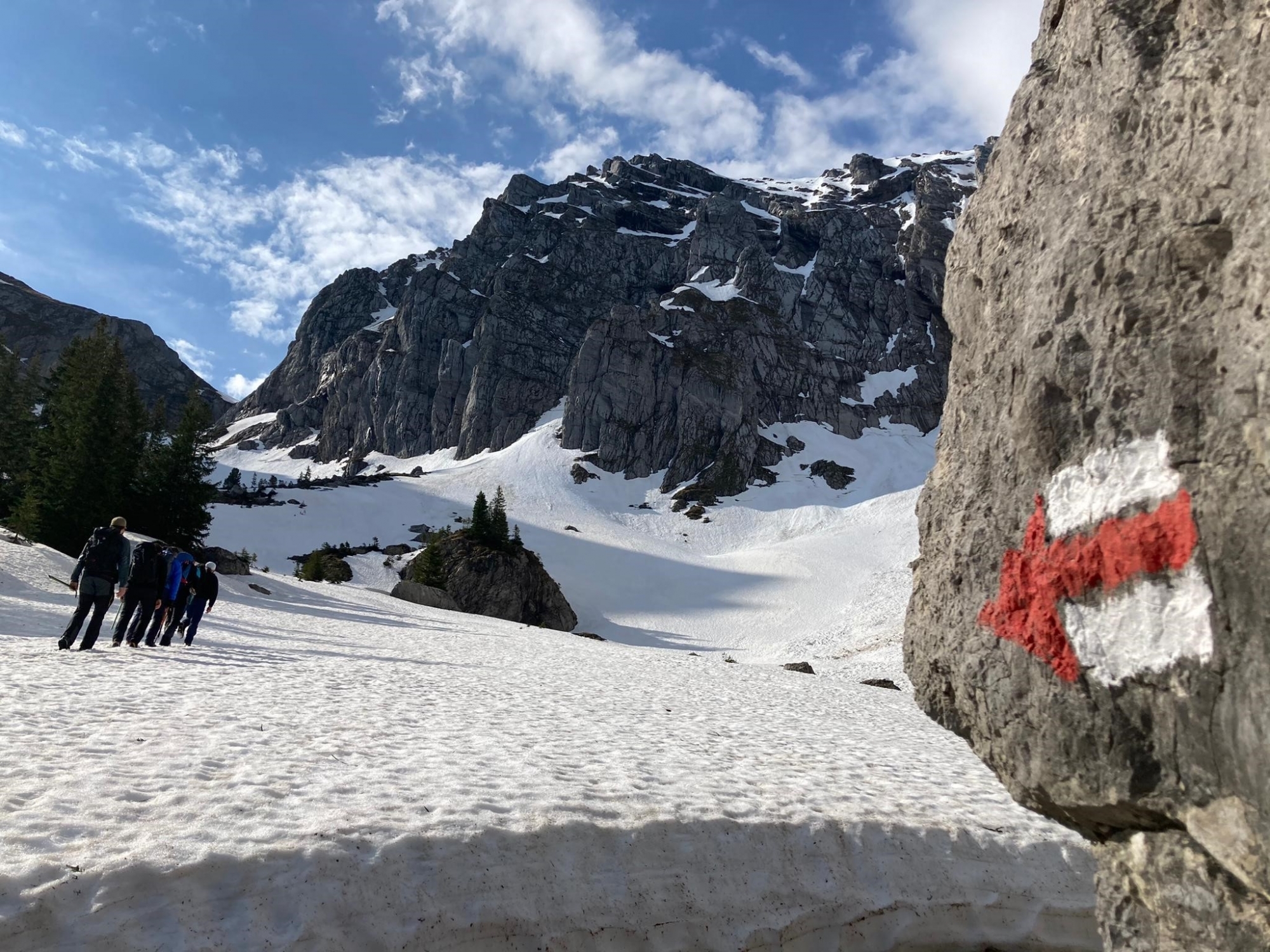 A plus de 2200 mètres d'altitude, le manteau neigeux est encore important et demande une grande prudence de la part des randonneurs.