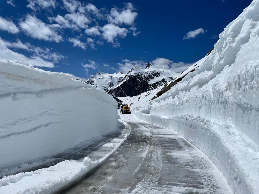 Les quantités de neige entourant la route menant au col du Grand-Saint-Bernard restent impressionnantes.