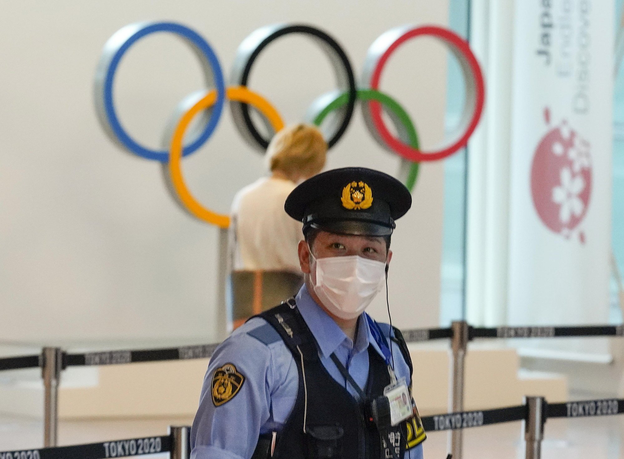 Le COVID et les contrôles de sécurité sanitaires, comme ici sur l'un des aéroports de Tokyo, font davantage l'actualité que la dimension sportive des Jeux pour l'instant.