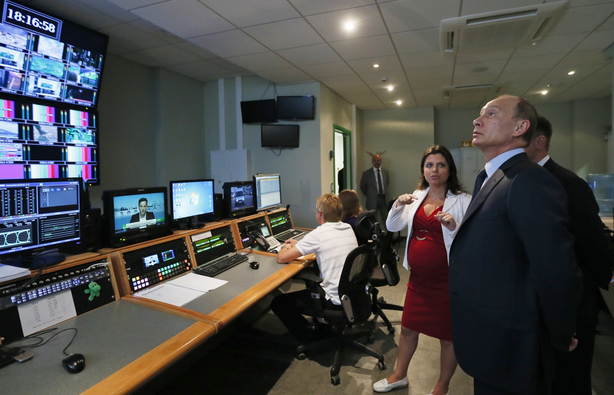 epa03740320 Russian President Vladimir Putin (R) looks at technical installations as he visits the new studio complex of television channel 'Russia Today' in Moscow, Russia, 11 June 2013.  EPA/YURI KOCHETKOV / POOL