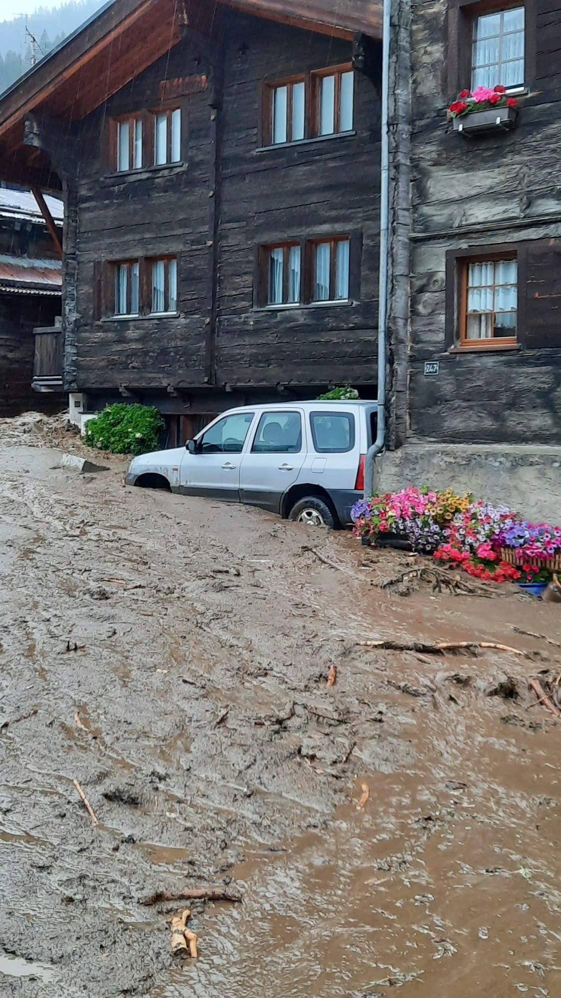 A Oberwald, les rues sont envahies de boue.