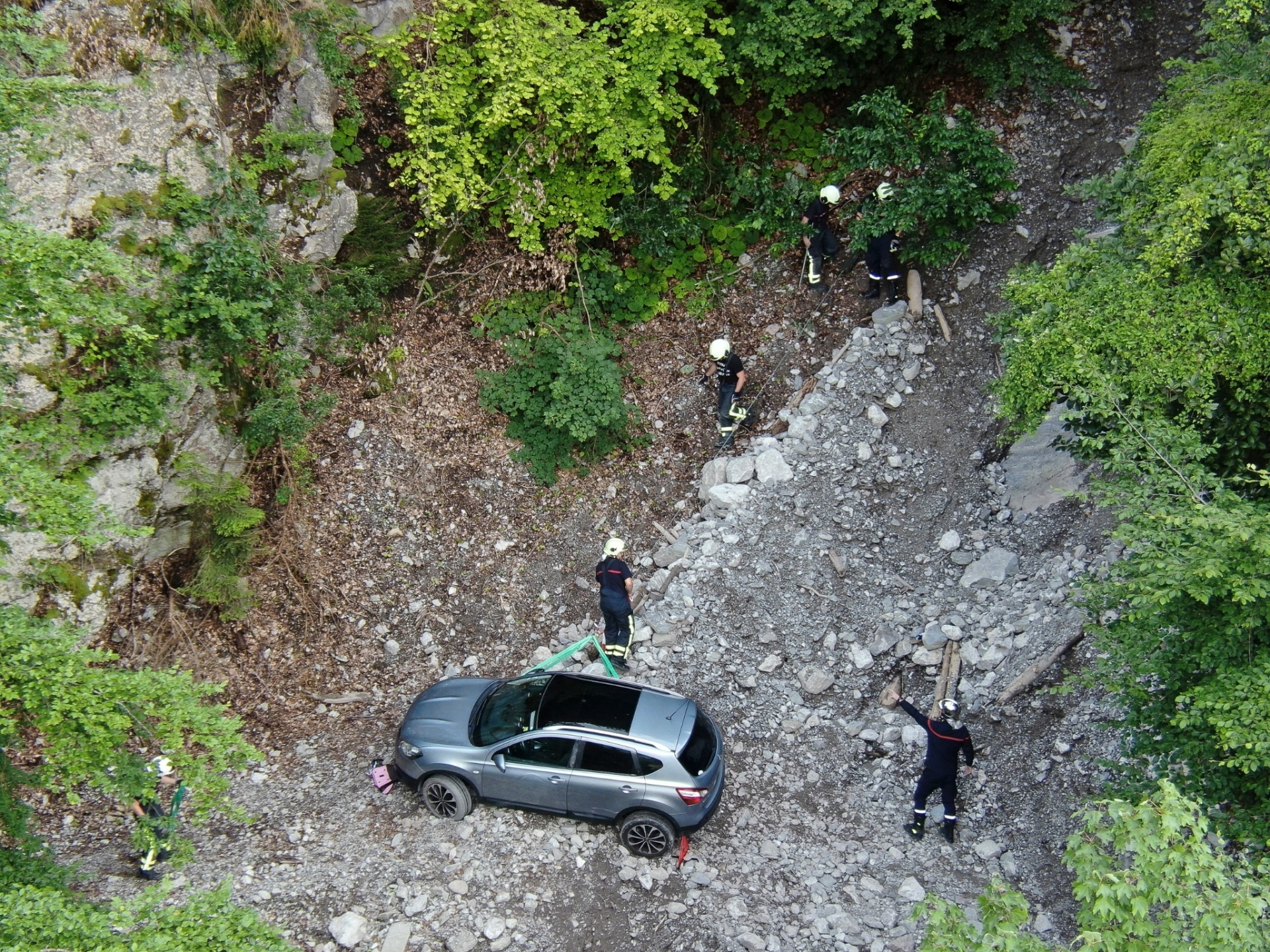 La voiture risquait de dévaler la pente vertigineuse. Elle a été sécurisée avec des câbles par les pompiers du CSI du Haut-Lac.