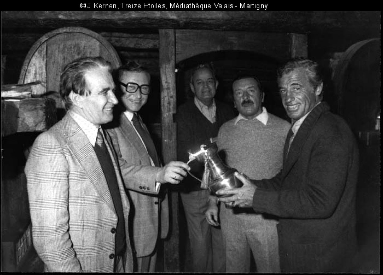 En février 1979, le Conseil communal de Chermignon invitait Jean-Paul Belmondo à une raclette. De g. à d.: François Bonvin, Gaston Barras, le colonel Crespin, Benoît Duc et Jean-Paul Belmondo.