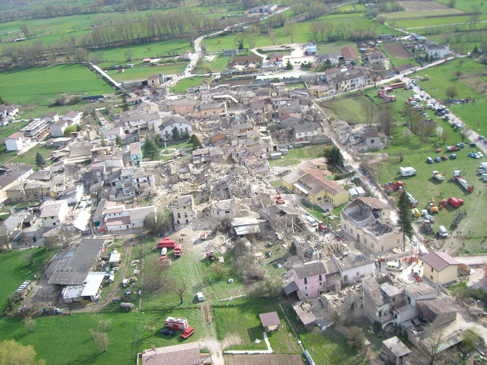 epa01690056 A view from helicopter shows the village of Onna, in the province of L'Aquila, Italy seriously hit by the earthquake on 06 April 2009. Some 90 people died the quake, which struck the ancient town of L'Aquila and the surrounding mountainous areas about 100 km  north-east of Rome in the early hours. EPA/CIRO FUSCO