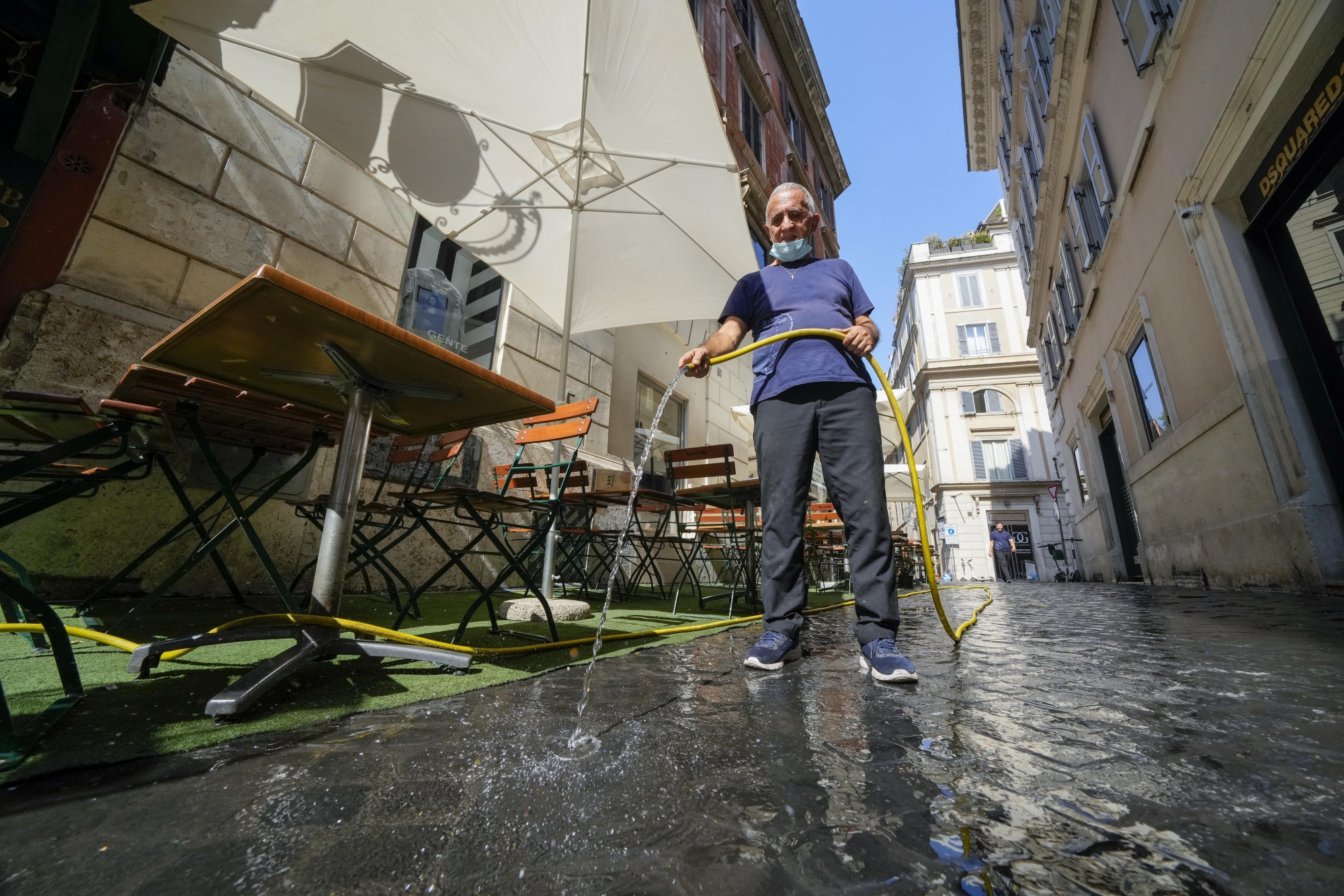 Dans les rues de Rome, les commerçants luttent contre la chaleur et ils sont en colère contre les directives gouvernementales.