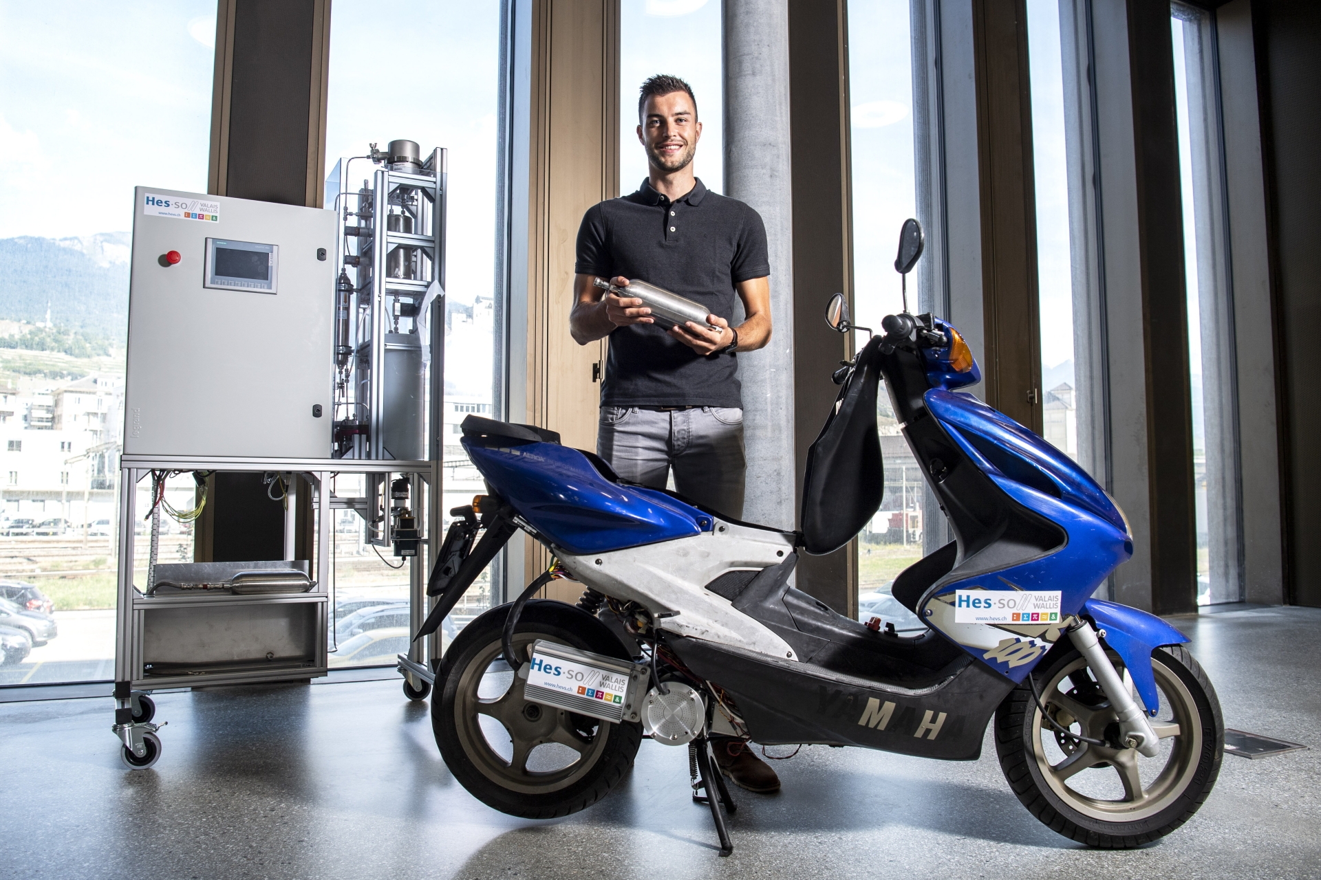 Sion - 7 septembre 2021 - Dans le cadre de son travail de master à la HES-SO, Julien Udry a développé un scooter fonctionnant à l'hydrogène. On évoque son projet et ses potentiels débouchés en termes de mobilité verte dans le canton.