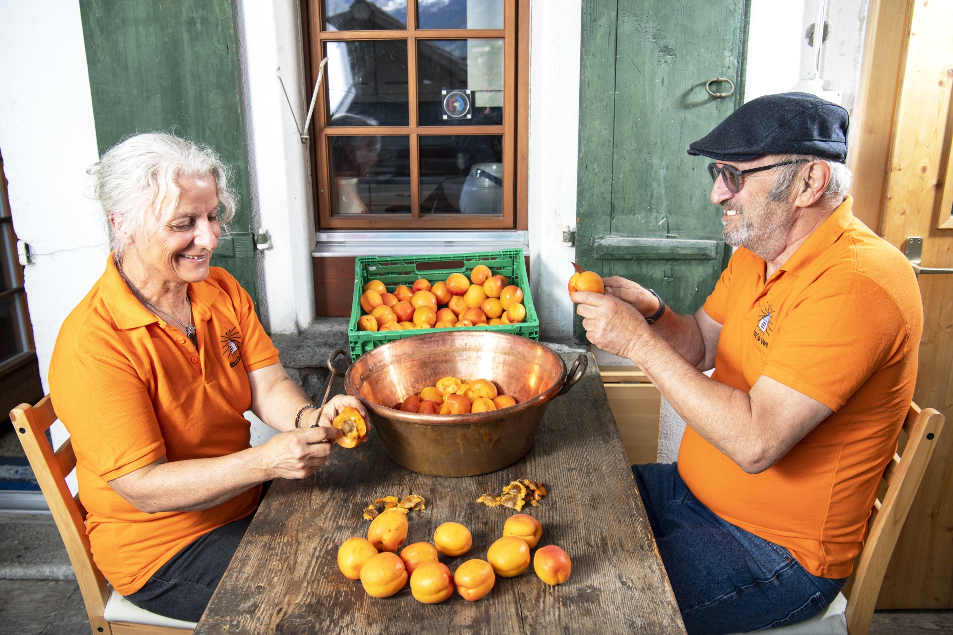 Au Mazot de Vex, 500 kg d’abricots sont chaque année dénoyautés à la main.