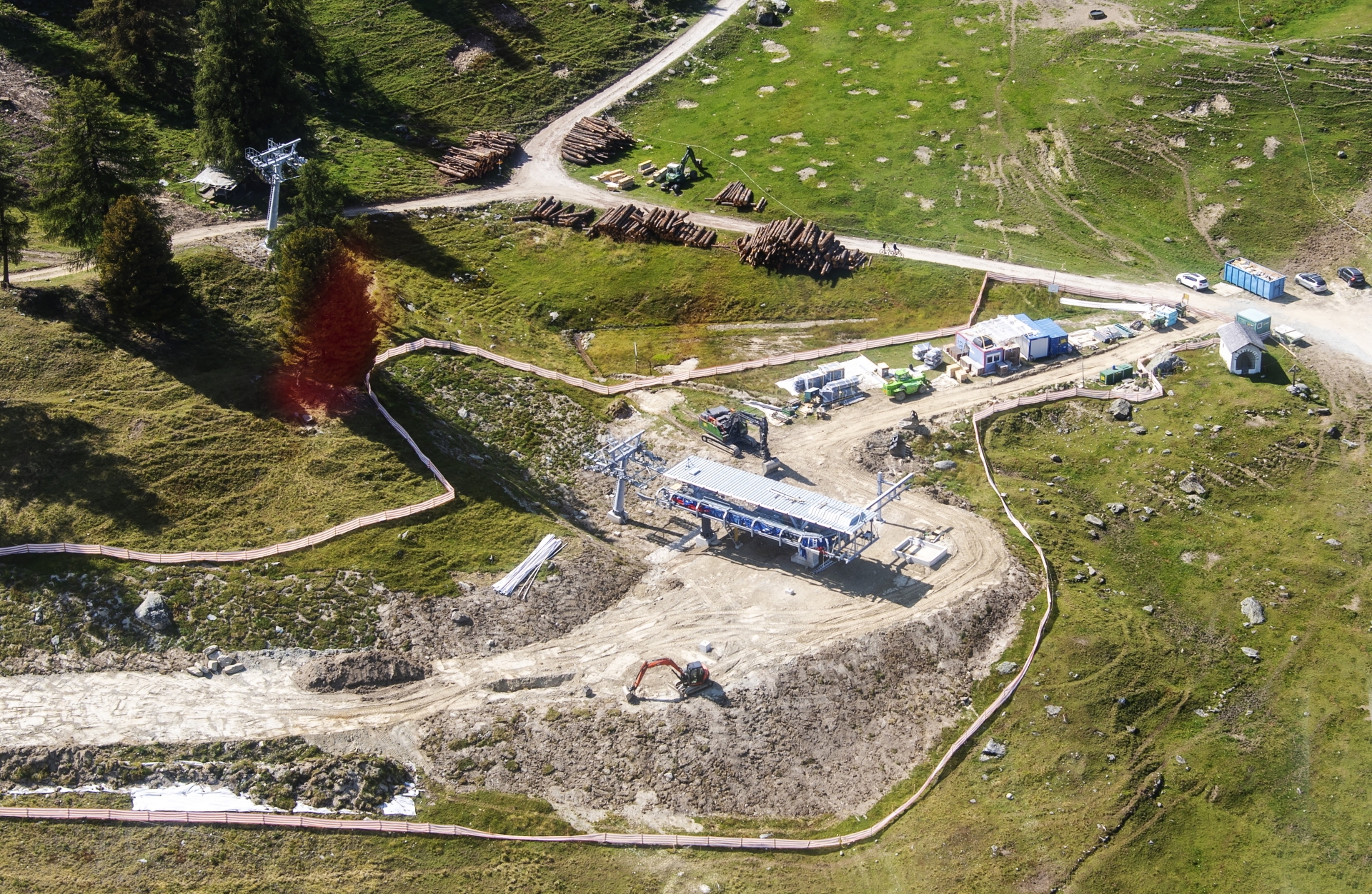 La construction du nouveau télésiège Tracuit - Mont-Major bat son plein.