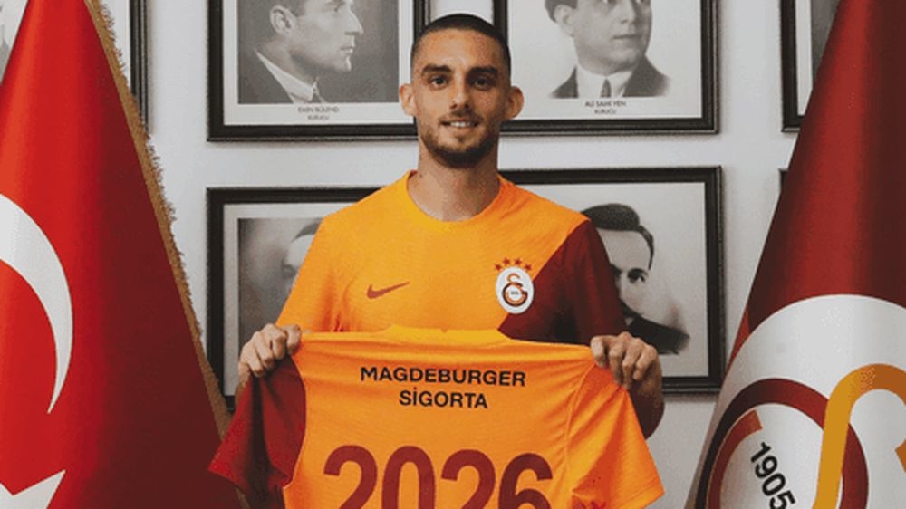 Berkan Kutlu présente le maillot de sa nouvelle équipe lors de son transfert à Galatasaray avec le numéro 2026 dans le dos, soit l'année d'échéance de son contrat.