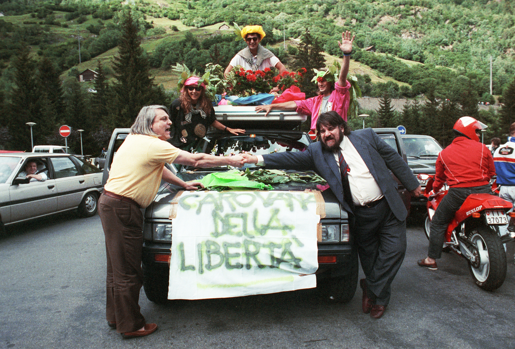 Giuliano Bignasca, links, und Flavio Maspoli, rechts, von der Lega dei Ticinesi an ihrer "Freiheitskaravane" am 27. Juli 1991, eine Bummelfahrt gegen Tempolimiten auf der N2 zwischen Airolo und Mendrisio. (KEYSTONE/Karl Mathis)