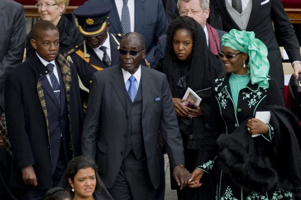 epa03631633 Zimbabwean President Robert Mugabe (C) and his wife Grace (R) attend the inauguration mass of Pope Francis in St. Peter's square, Vatican City, 19 March 2013. Hundreds of thousands of faithful, as well as political and religious dignitaries from all over the world, were expected to attend the inauguration mass of Pope Francis.  EPA/CIRO FUSCO