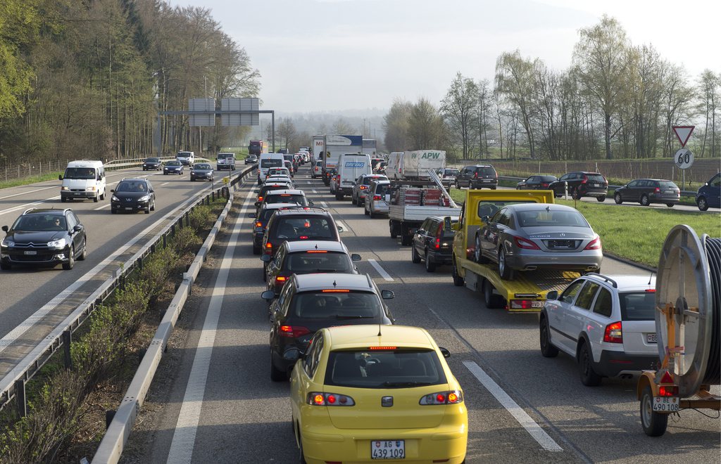 Stau und hohes Verkehrsaufkommen am Dienstag, 23. April 2013, auf der A1 zwischen Bern und Zuerich. (KEYSTONE/Lukas Lehmann)