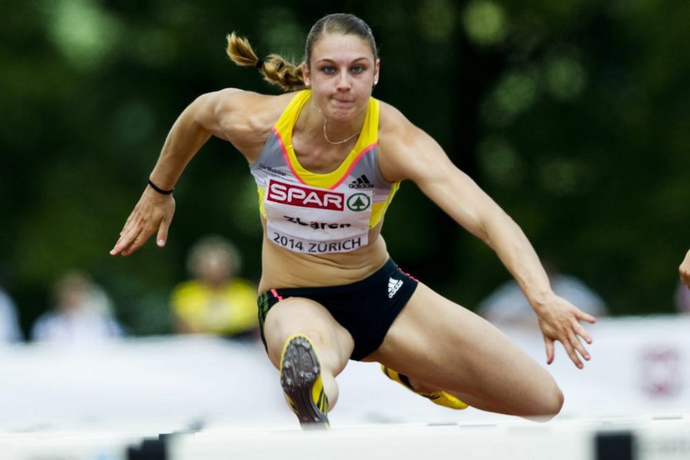 Noemi Zbären, en pleine action du 100m haies. 
