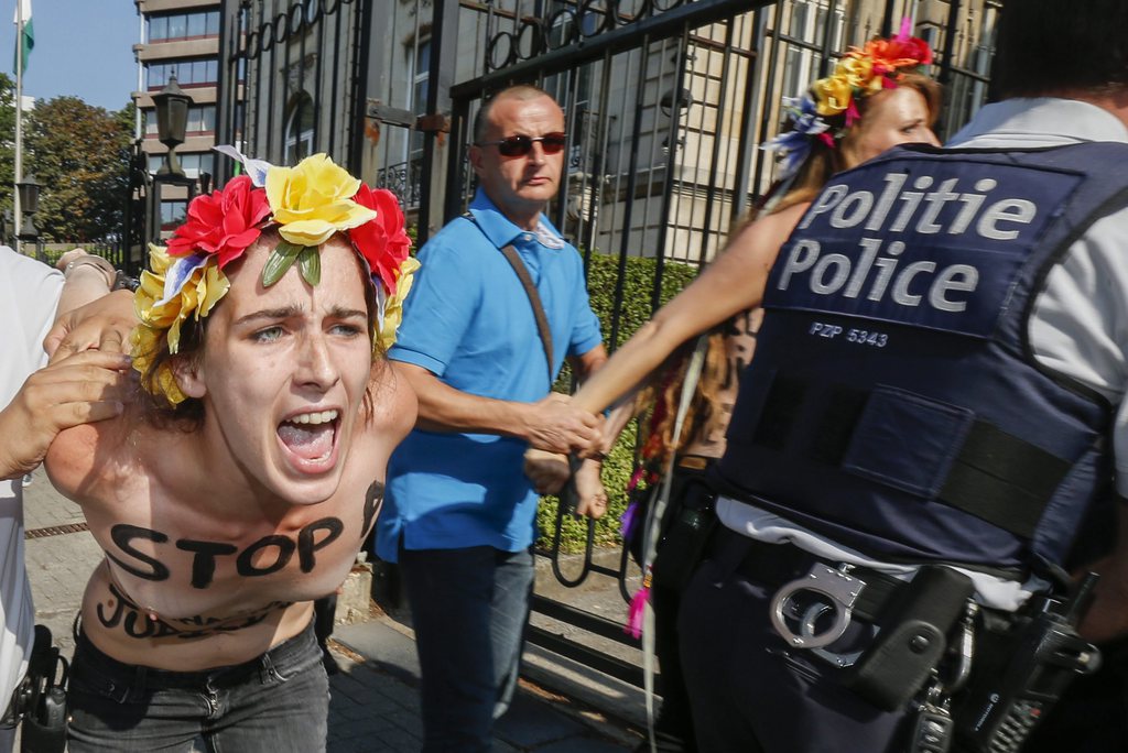 En marge du procès d'Amina qui s'est ouvert ce lundi en Tunisie, des manifestantes du mouvement Femen ont exprimé leur soutien devant l'ambassade de Tunisie à Bruxelles.