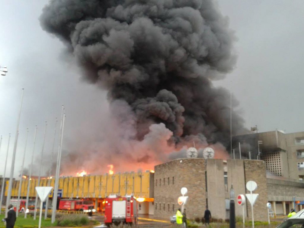 epa03815522 A handout picture provided by the Kenya Red Cross Society shows firefighters working at a huge blaze at the Jomo Kenyatta International Airport in Nairobi, Kenya, 07 August 2013. A major fire forced the closure of Nairobi's main international airport early 07 August as crews battled the blaze which engulfed an entire terminal building. Parts of the roof of terminal 1 at Jomo Kenyatta International Airport collapsed in the fire, making it more difficult for fire crews to battle the blaze, which began in the early morning.  EPA/KENYA RED CROSS SOCIETY **BEST QUALITY AVAILABLE** HANDOUT EDITORIAL USE ONLY/NO SALES HANDOUT EDITORIAL USE ONLY/NO SALES