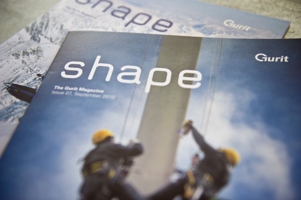 Das Kundenmagazin "shape" der Gurit, aufgenommen am Donnerstag, 4. November 2010 in Wattwil. (KEYSTONE/Ennio Leanza)
