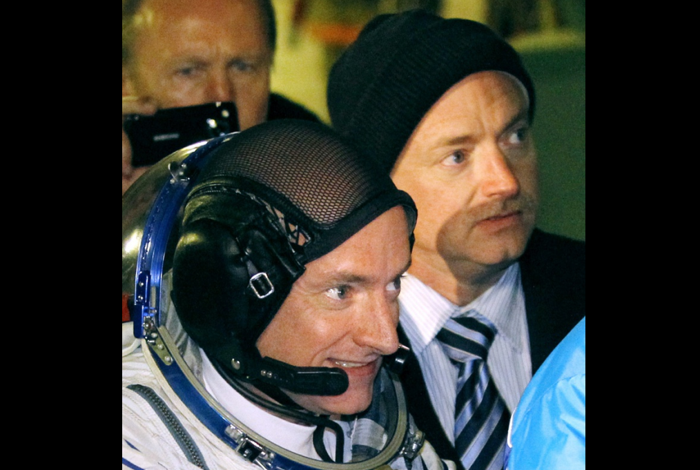 Les frères astronautes Mark et Scott Kelly (en combinaison).