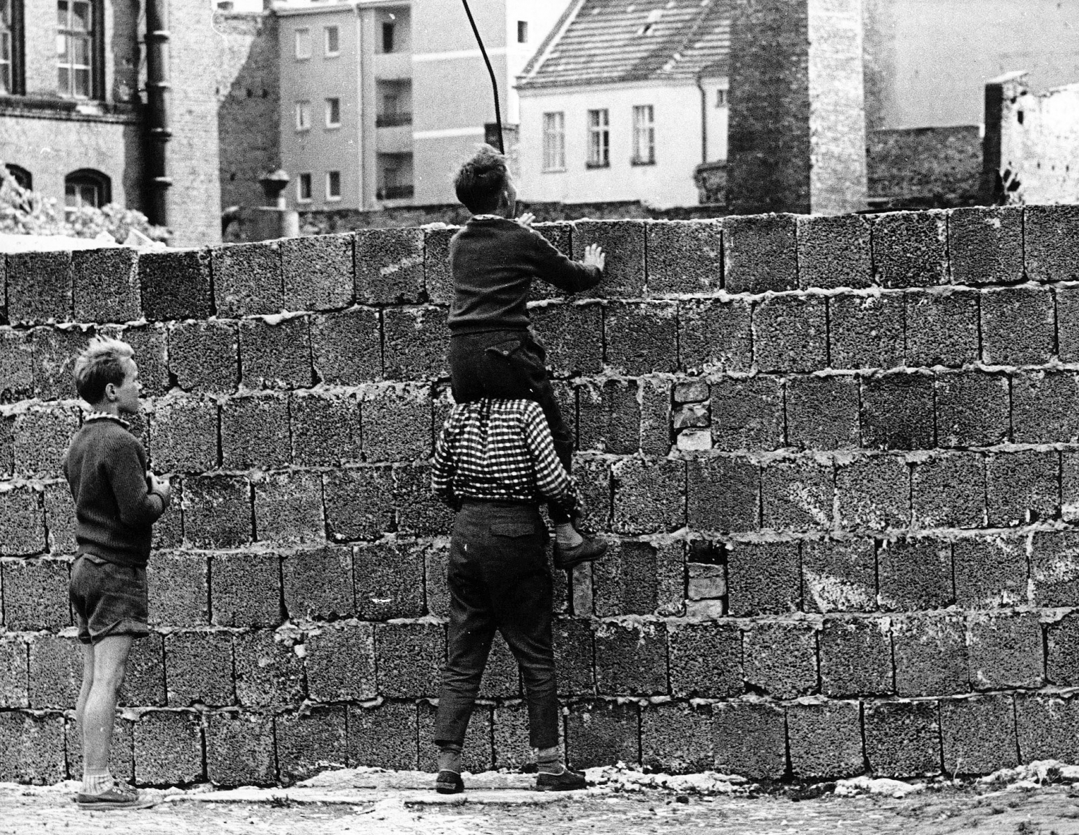La construction du mur de Berlin.