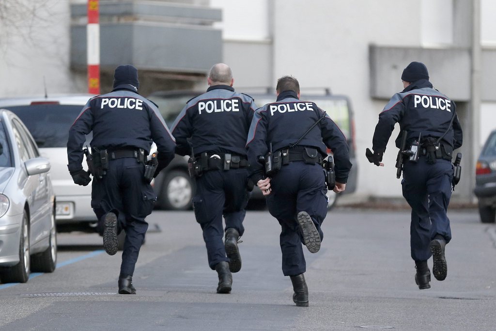 La police bernoise a arrêté une bande de onze personnes "fortement soupçonnées" d'avoir commis plus d'une vingtaine de cambriolages dans les cantons de Berne, Lucerne, Neuchâtel et Saint-Gall à la fin de l'année dernière.