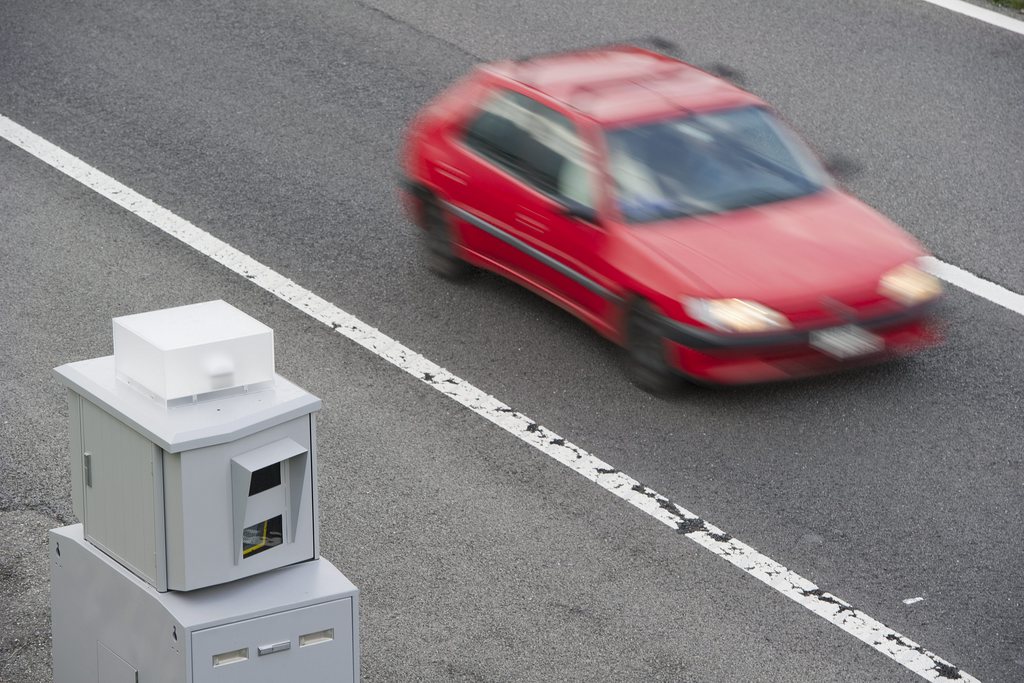 Un automobiliste de 22 ans a roulé vendredi soir à 107 km/h en ville de Berne, alors que la vitesse était limitée à 50 km/h. 