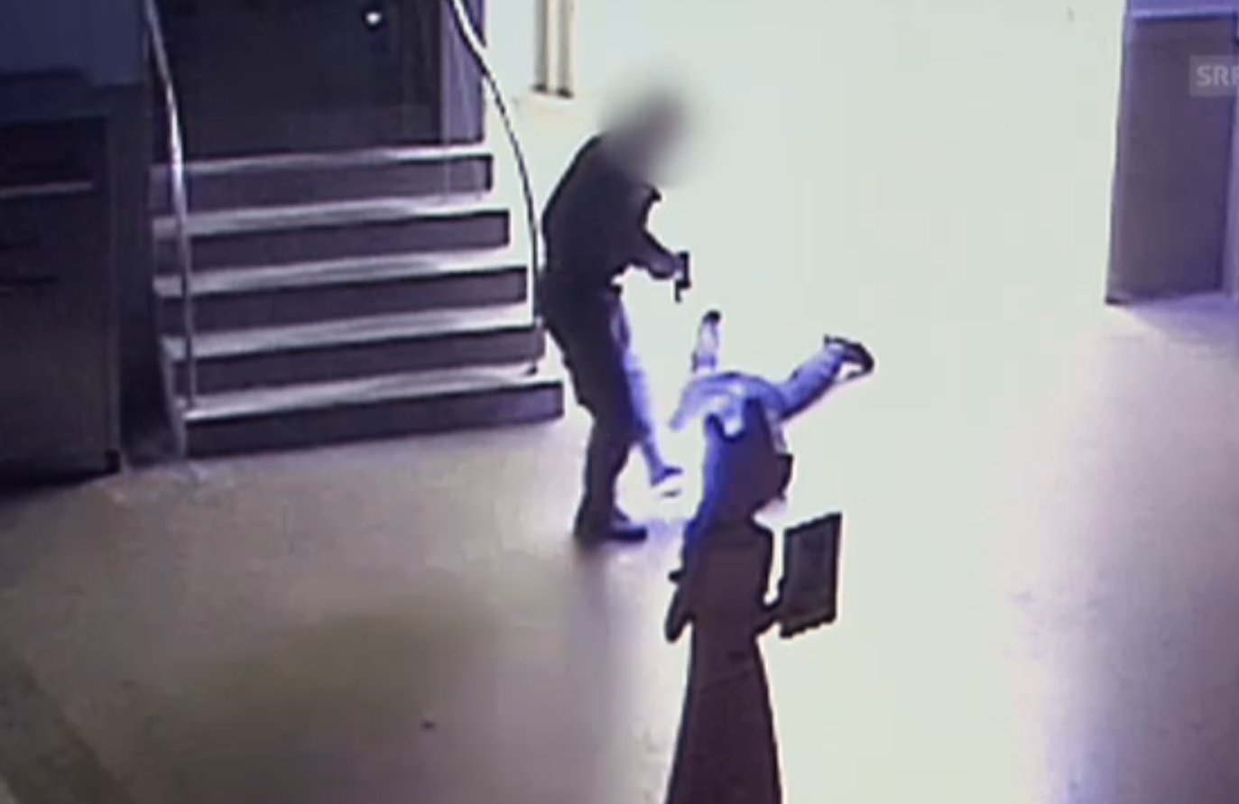 La vidéo montre un policier donnant des coups de pieds à un homme à terre. 