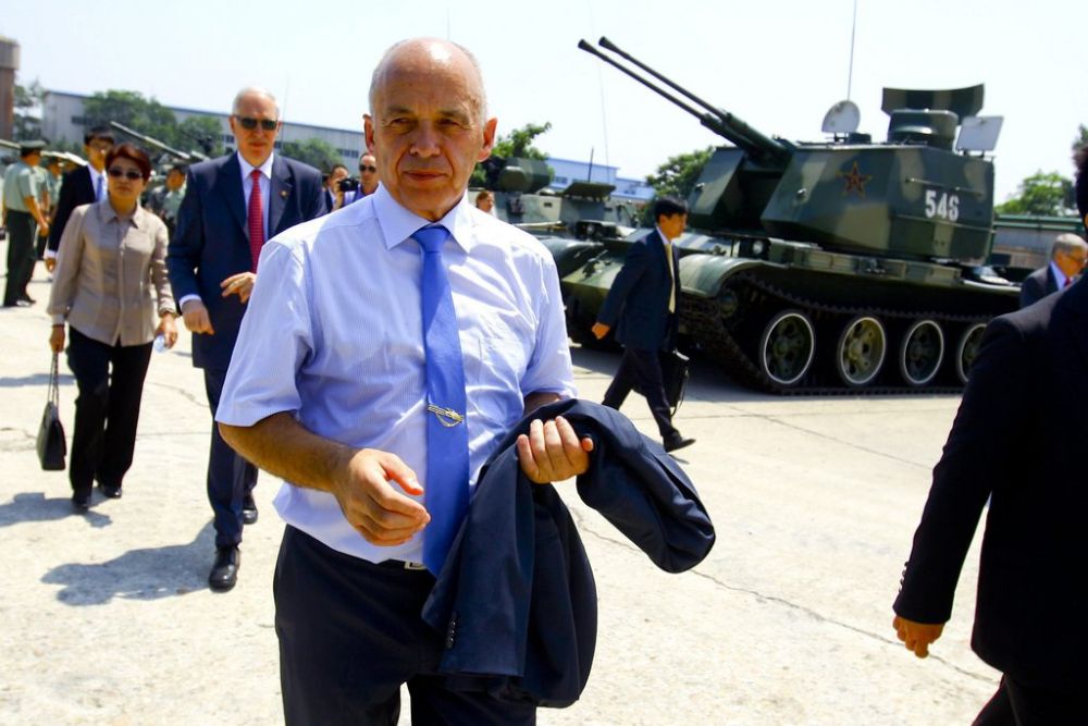 epa03790459 Swiss President and Defence Minister Ueli Maurer is shown around a display of tanks at an army training facility on the outskirts of Beijing, China, 17 July 2013. Maurer visited a PLA training facility during his visit to China.  EPA/DIEGO AZUBEL