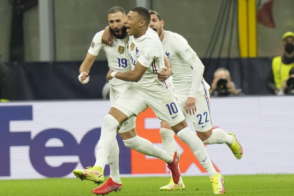 Le Français Karim Benzema, à gauche, fête son but avec son coéquipier Kylian Mbappé lors de la finale de la Ligue des Nations de l'UEFA entre la France et l'Espagne.