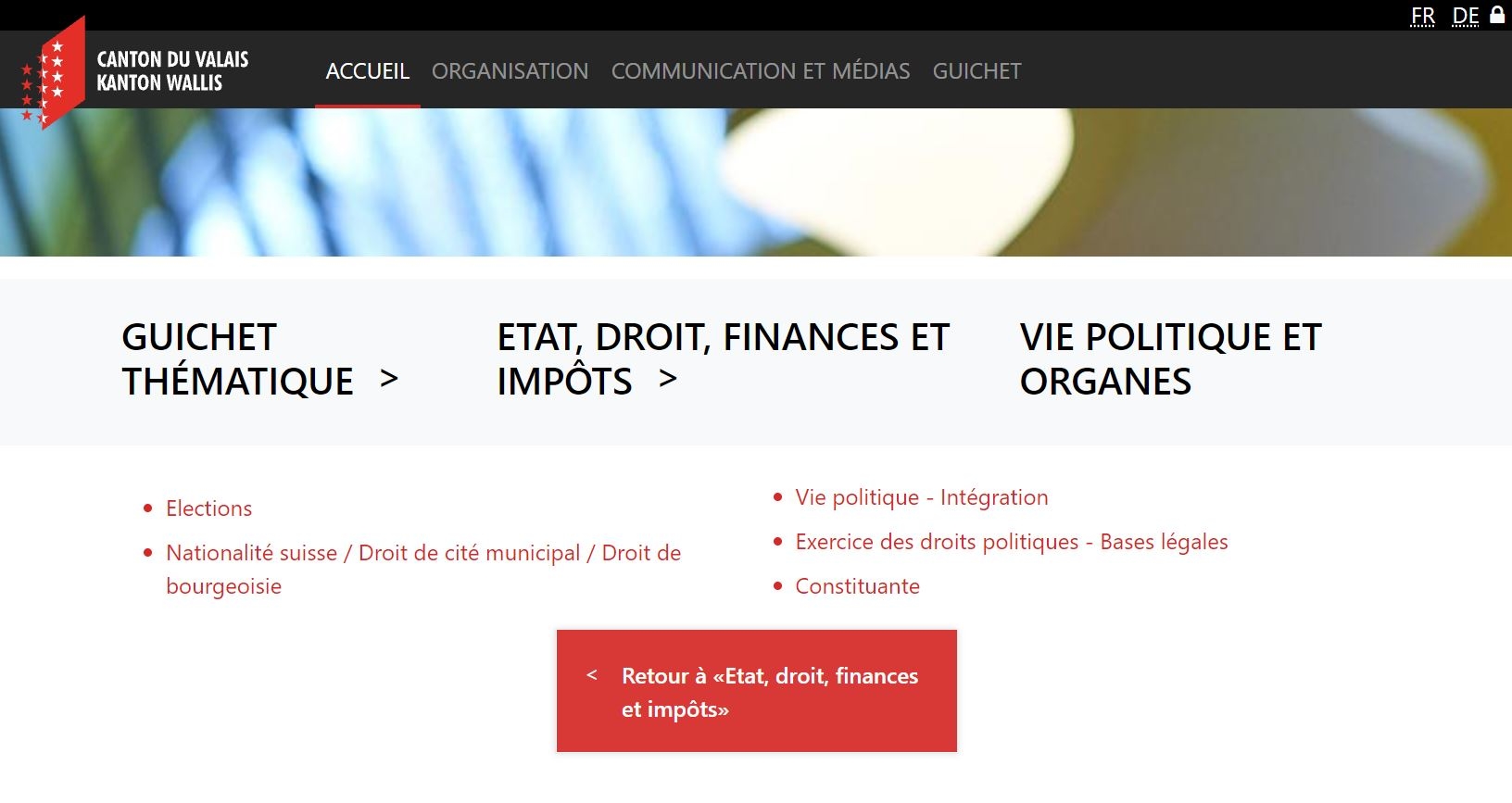 Le site de l'Etat du Valais propose des informations politiques, mais ne permet pas de lancer une pétition en ligne, par exemple.