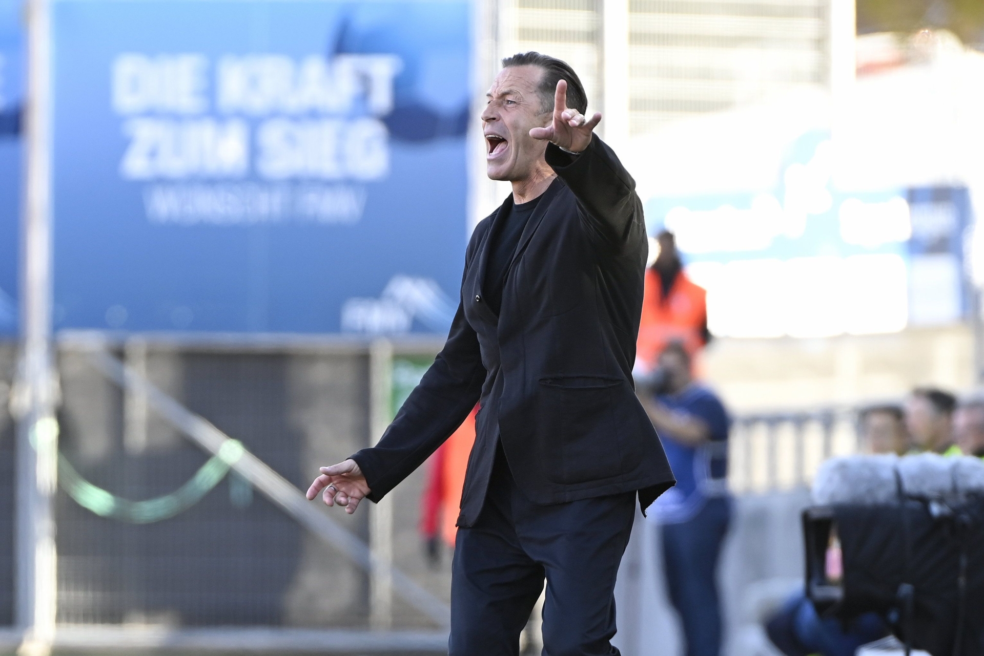 Paolo Tramezzani adresse ses directives aux joueurs du FC Sion lors du match contre Grasshopper.