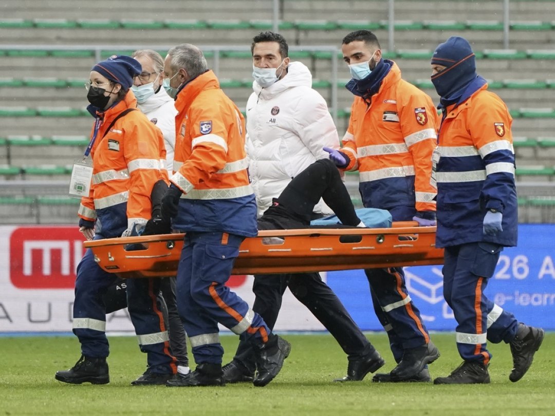 Sorti sur une civière à St-Etienne, Neymar souffre d'une entorse à la cheville gauche.