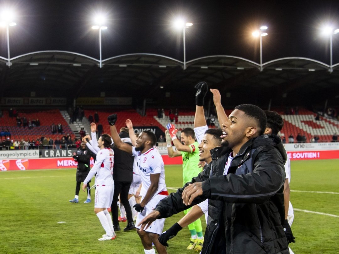 Les joueurs du FC Sion fêtent leur victoire contre Saint-Gall avec les supporters du gradin nord du stade de Tourbillon.