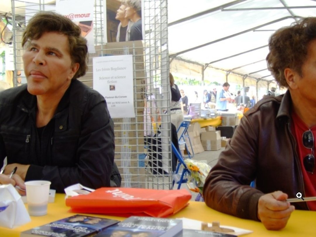 Grichka (à gauche) en compagnie de son frère Igor, à la Comédie du Livre de Montpellier, en 2010.