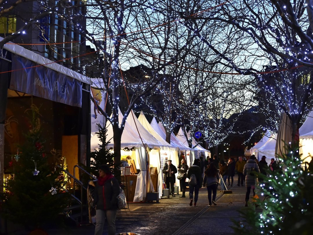 A Sion (photo du marché 2018), à Monthey et à Sierre, les marchés de Noël auront lieu malgré les restrictions. A Martigny, il sera réduit à sa portion congrue.