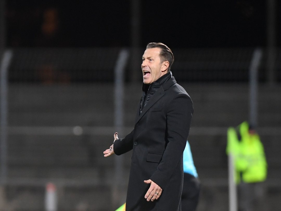 Paolo Tramezzani exprime son mécontentement à ses joueurs lors du match entre le FC Sion et le FC Lugano au stade du Cornaredo.
