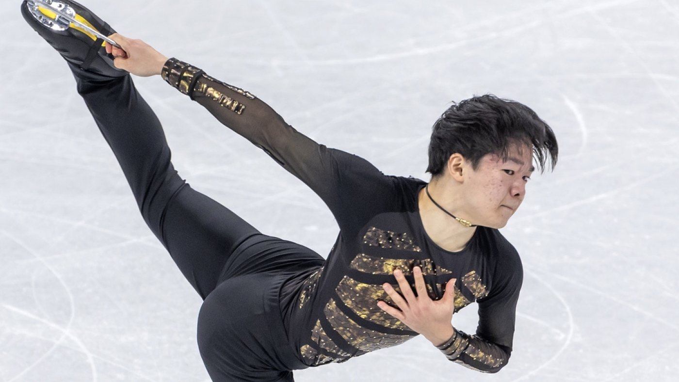 Le Japonais Yuma Kagiyama montre son talent durant le programme libre de patinage artistique.